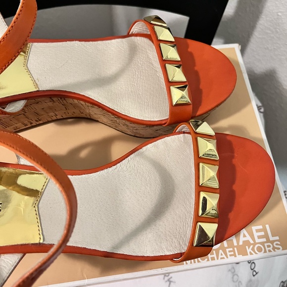 MICHAEL KORS NIB AUTHENTIC BURNT ORANGE PYRAMID GOLD-TONE PLATFORM SANDALS - Picture 3 of 17